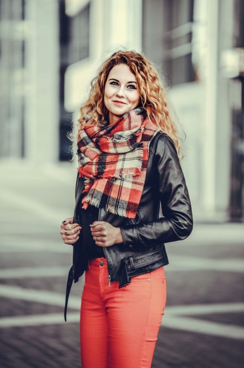 SAR450 - czarna damska kurtka skórzana z paskiem na klamrę zapinana na zamek DORJAN