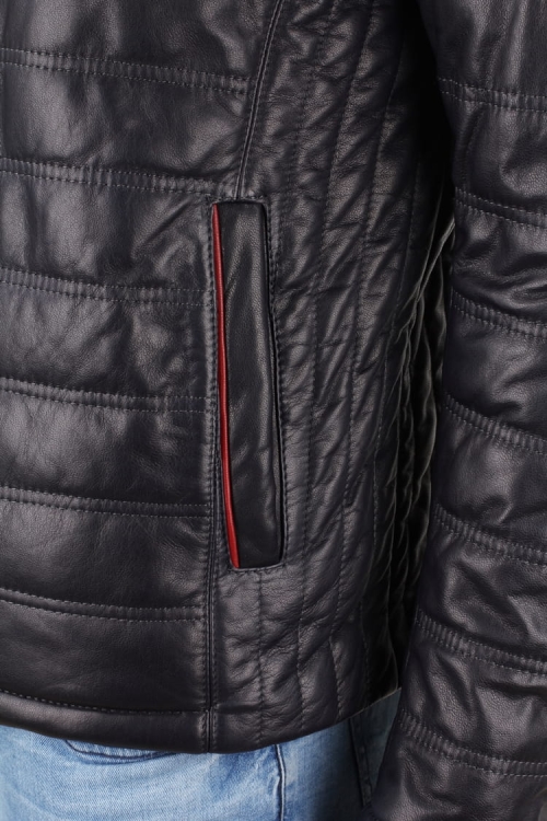 Zbliżenie kieszeni zewnętrznej w granatowej kurtce skórzanej męskiej CM LUIK071A