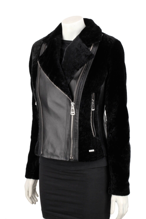 SOF450 - Ramoneska damska z czarnego kożucha naturalnego z asymetrycznym zapięciem i kieszeniami bocznymi DORJAN