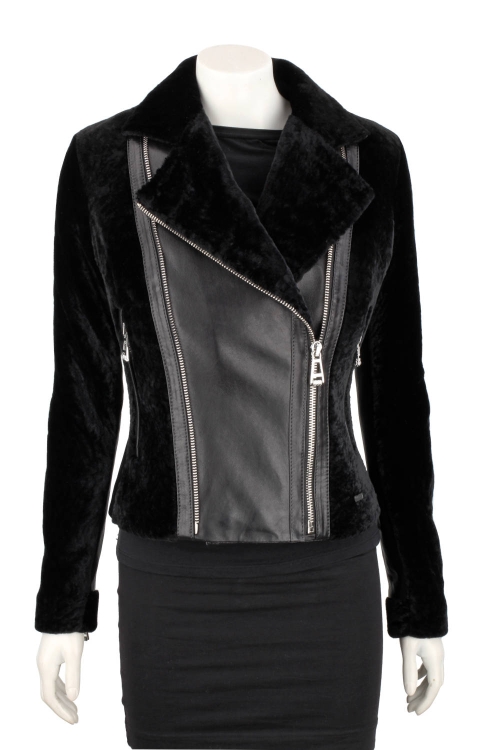 SOF450 - Ramoneska damska z czarnego kożucha naturalnego z asymetrycznym zapięciem i klasycznymi klapami DORJAN