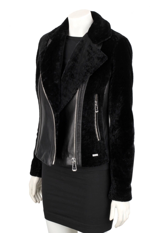 SOF450 - Ramoneska damska z czarnego kożucha naturalnego z klasycznymi klapami i kieszeniami bocznymi DORJAN