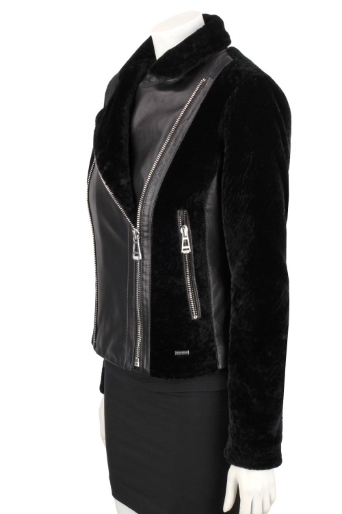 SOF450 - Ramoneska damska z czarnego kożucha naturalnego z asymetrycznym zapięciem i bocznymi kieszeniami DORJAN