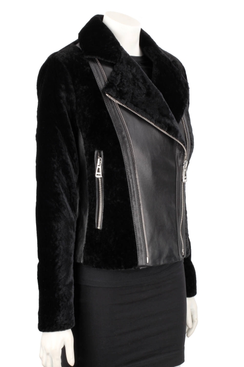 SOF450 - Ramoneska damska z czarnego kożucha naturalnego z kieszeniami bocznymi i asymetrycznym zapięciem DORJAN