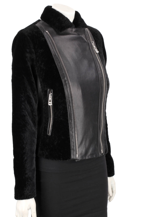 SOF450 - Ramoneska damska z czarnego kożucha naturalnego z klasycznymi klapami DORJAN