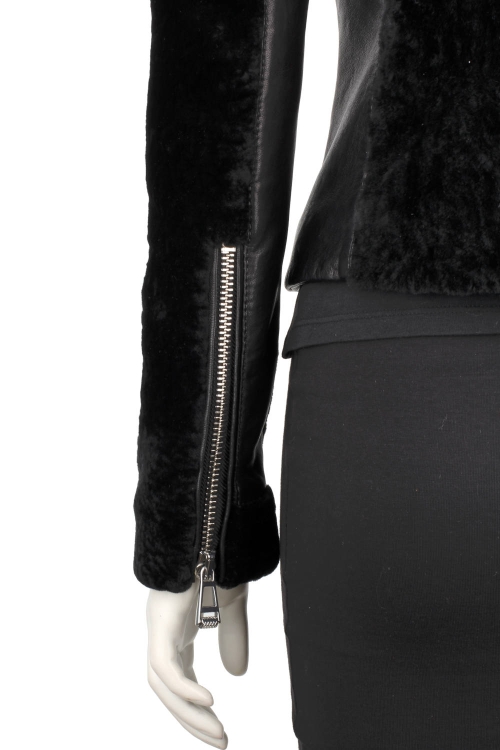 SOF450 - Ramoneska damska z czarnego kożucha naturalnego z rękawami z zapięciem na zamek DORJAN