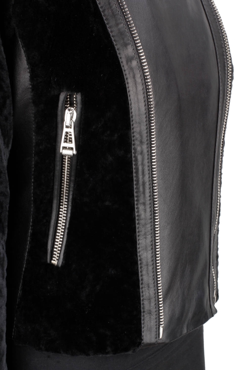 SOF450 - Ramoneska damska z czarnego kożucha naturalnego z bocznymi kieszeniami zapinanymi na zamek DORJAN