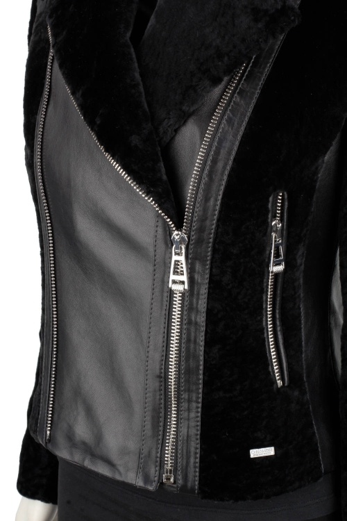 SOF450 - Ramoneska damska z czarnego kożucha naturalnego z asymetrycznym zapięciem i bocznymi kieszeniami DORJAN