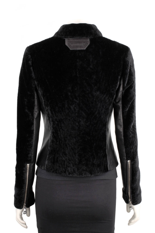 SOF450 - Ramoneska damska z czarnego kożucha naturalnego z asymetrycznym zapięciem i klasycznymi klapami DORJAN