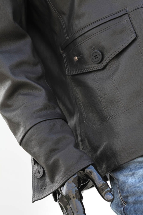 ELV810 - Czarna kurtka skórzana męska, zdjęcie patki nad kieszenią oraz zapięcia mankietu rękawa na guziki DORJAN