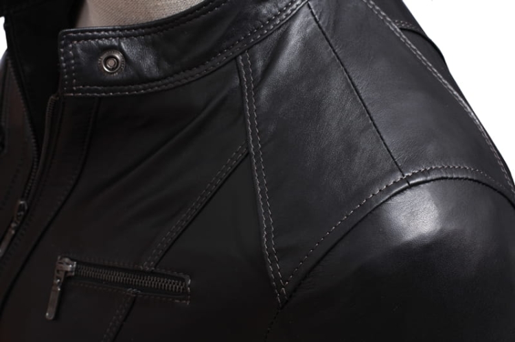 SAR450 - czarna damska kurtka skórzana z paskiem na klamrę i z ozdobnymi ramionami DORJAN