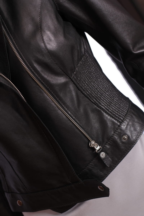 NS450 - czarna ramoneska skórzana damska w stylu vintage z bocznymi marszczeniami DORJAN