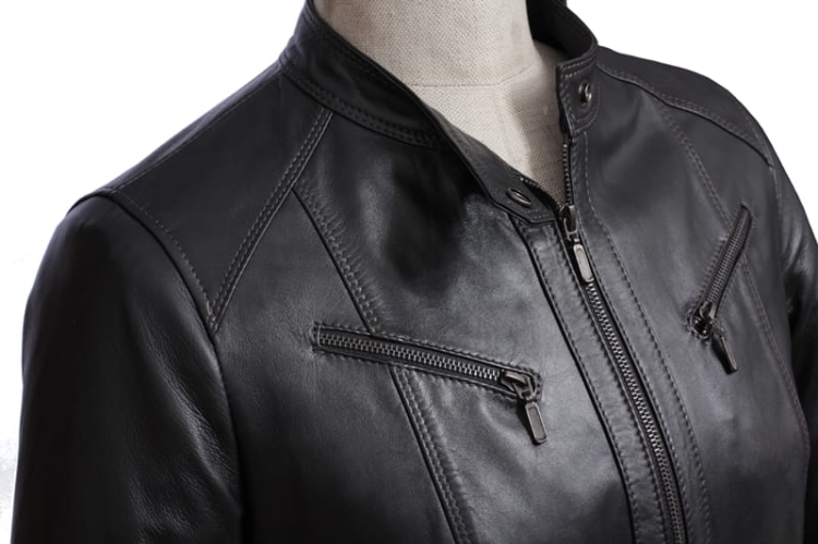 SAR450 - czarna damska kurtka skórzana z paskiem na klamrę ze stójką i z kieszeniami DORJAN