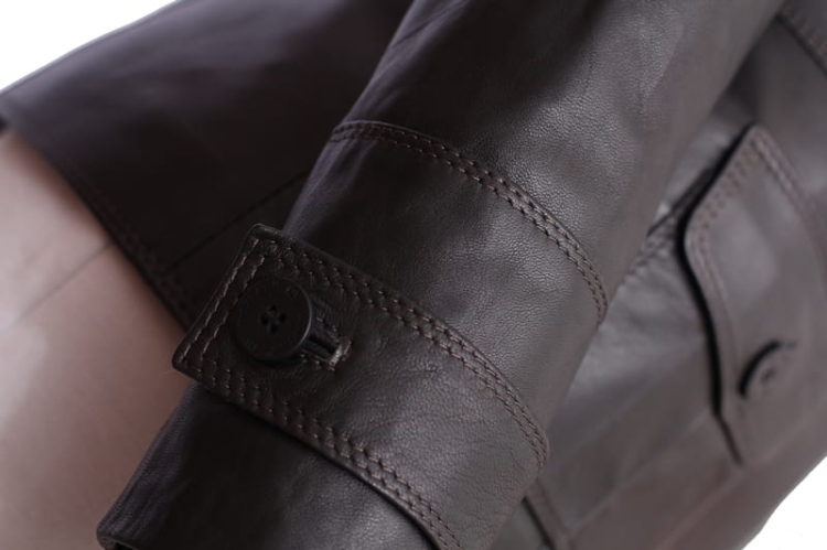 MNA450_3 - marynarka skórzana damska z kieszeniami z patką i z prostymi rękawami zakończonymi ozdobną wstawką DORJAN