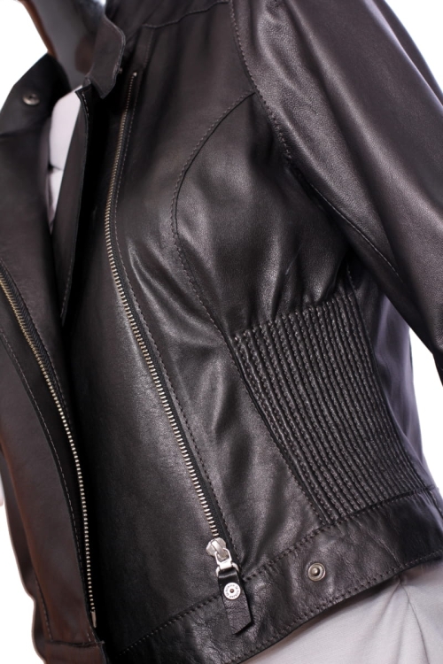 NS450 - czarna ramoneska skórzana damska w stylu vintage z asymetrycznym zapięciem i bocznymi marszczeniami DORJAN