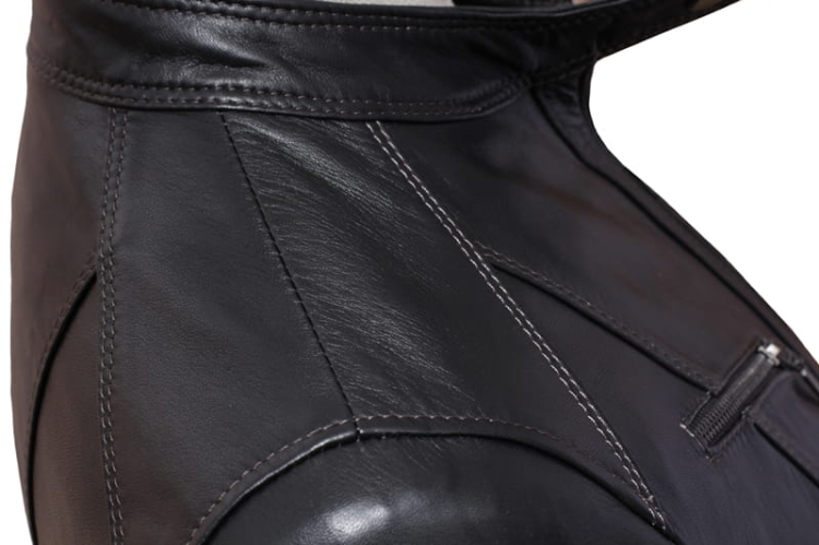 SAR450 - czarna damska kurtka skórzana z paskiem na klamrę i z ozdobnymi ramionami DORJAN