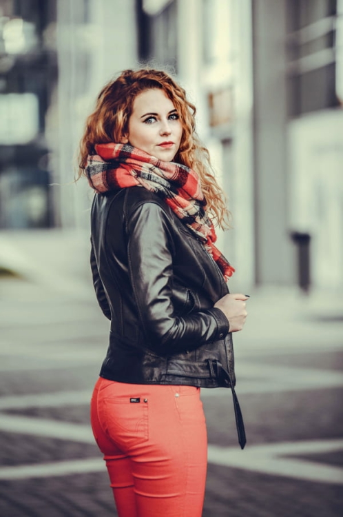 SAR450 - czarna damska kurtka skórzana z paskiem na klamrę z prostymi rękawami DORJAN