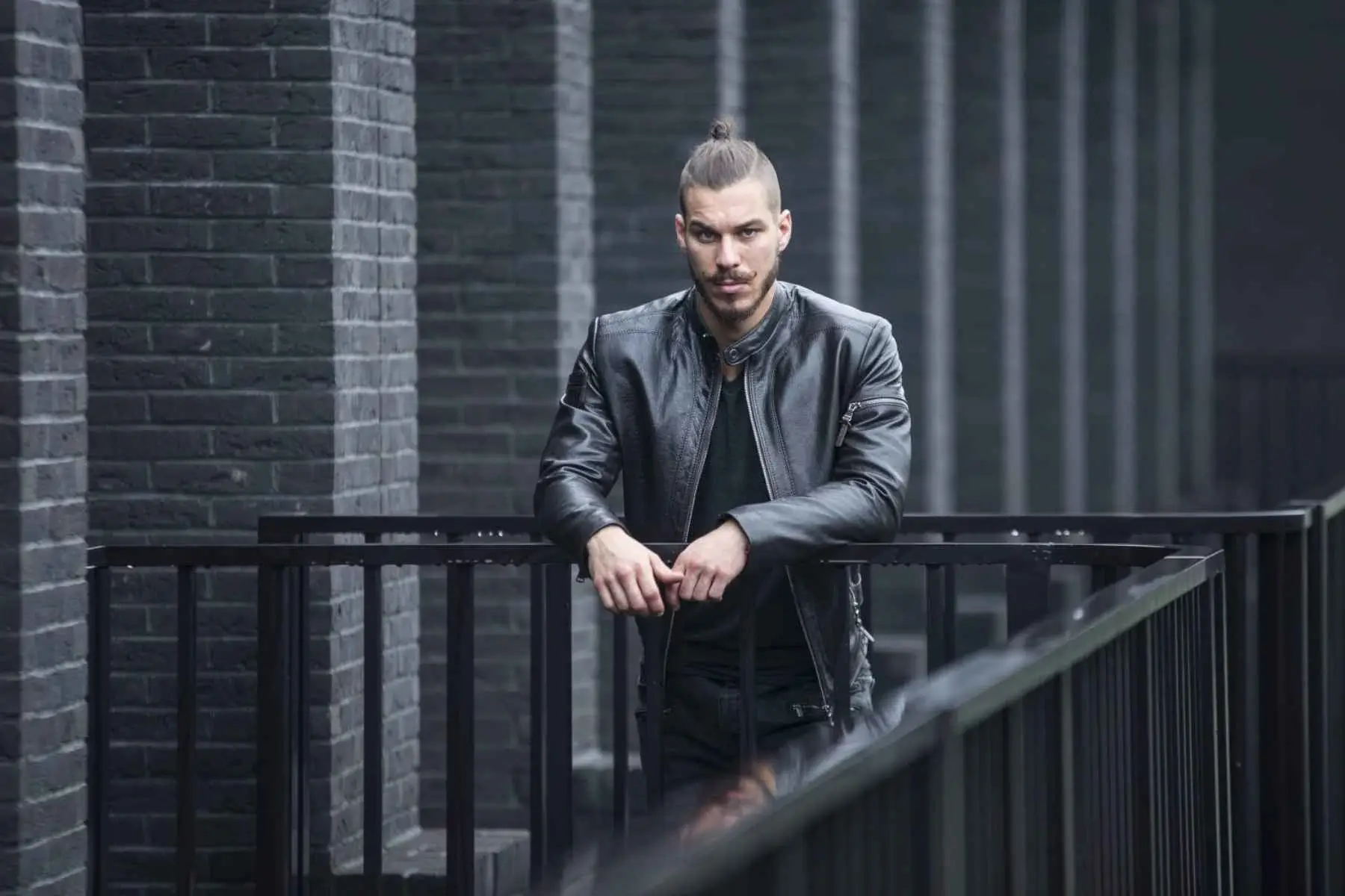 czarna kurtka skórzana biker męska