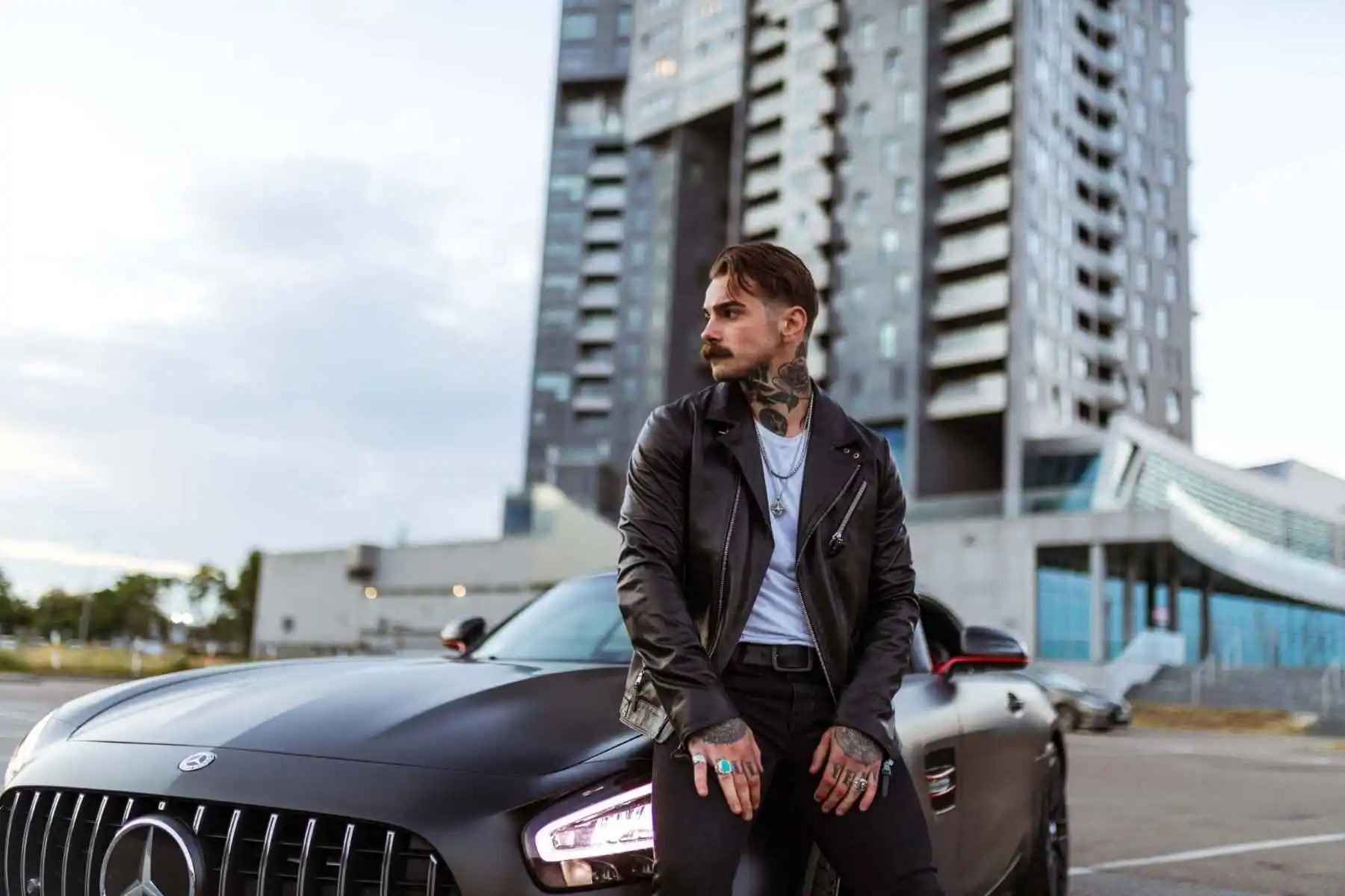 czarna skórzana ramoneska męska