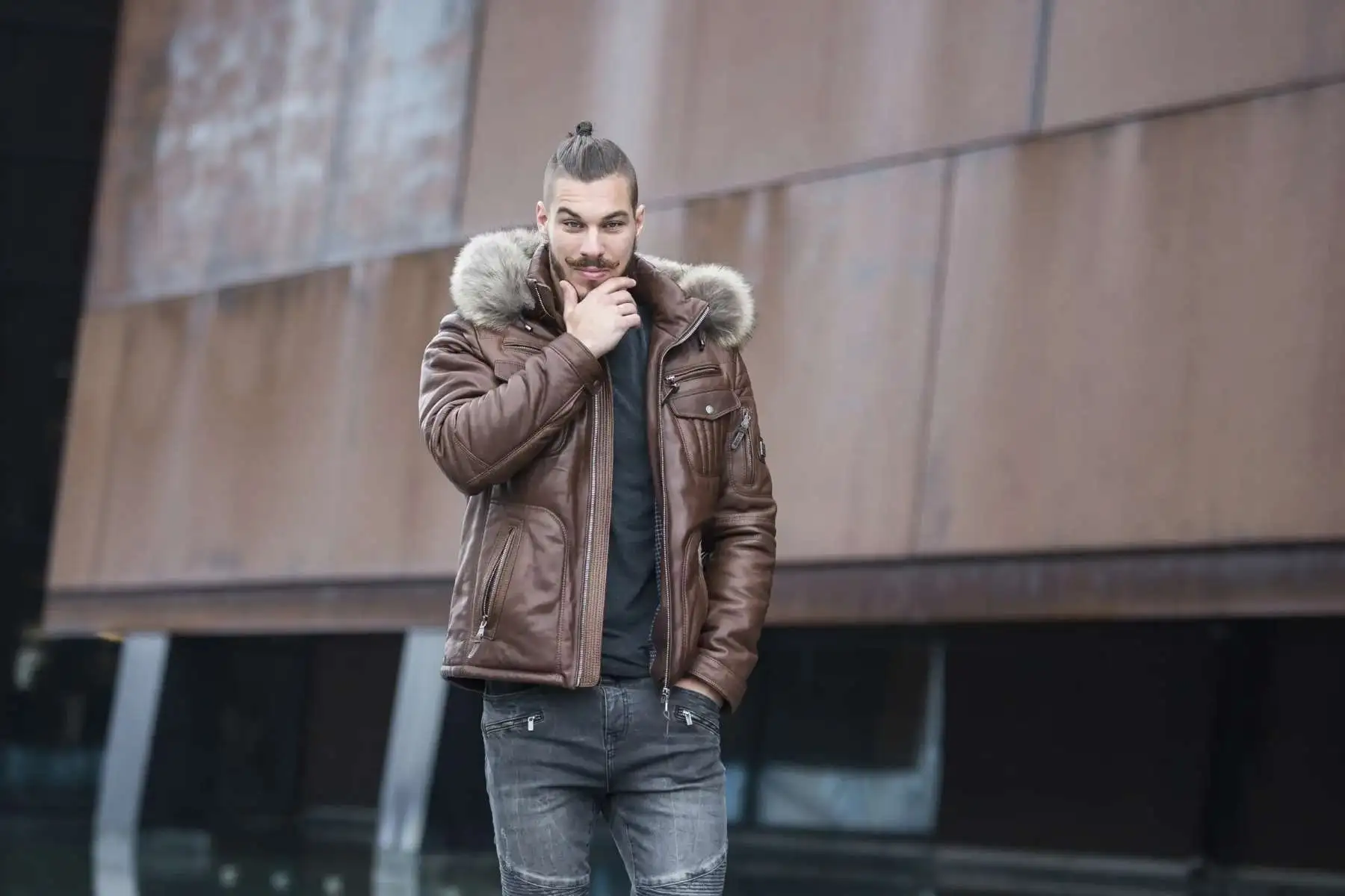 brązowa skórzana pilotka męska z futrzanym kołnierzem